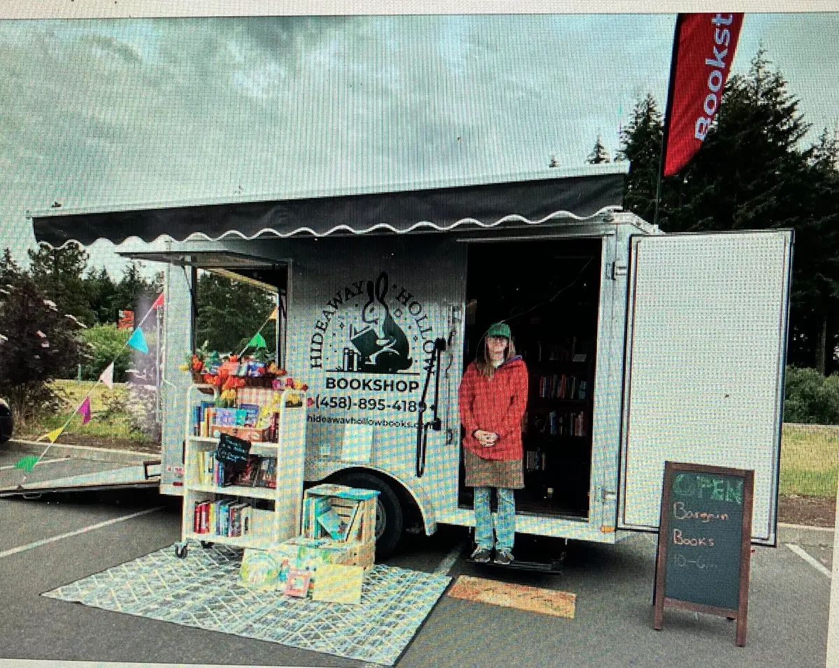 Hideaway Hollow Bookshop LLC in Veneta, OR