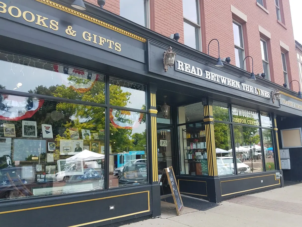 Read Between the Lynes in Woodstock, IL
